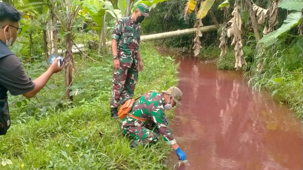 Diduga Tercemar Limbah Batik Air Sungai Di Pamekasan Berwarna Merah