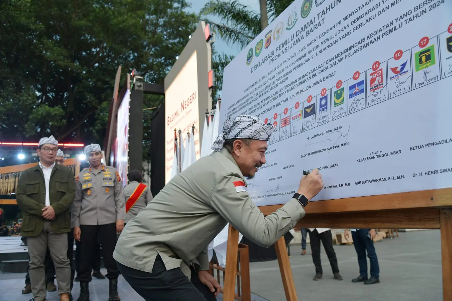 Parpol Di Jabar Tandatangani Deklarasi Pemilu Damai Teropong