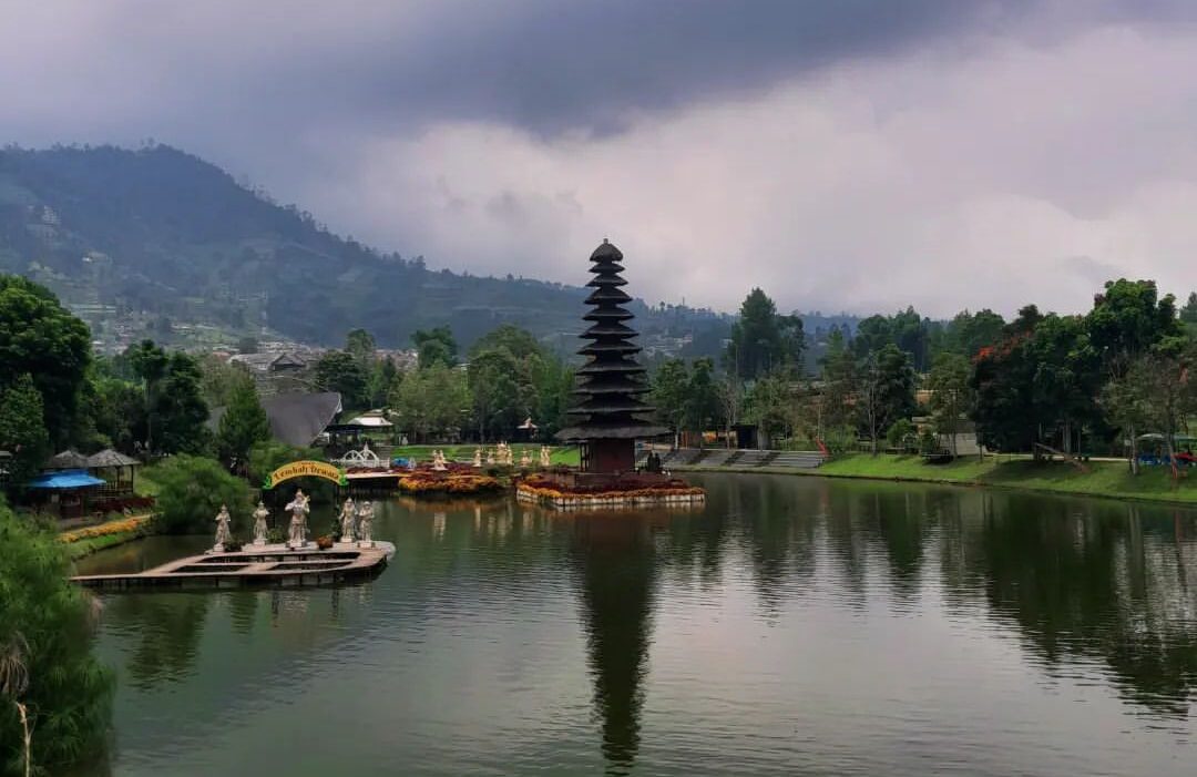 Taman Lembah Dewata Ala Bali Jadi Wisata Populer Di Lembang Teropong