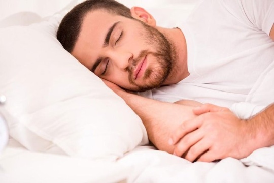 posisi tidur saat sakit pinggang