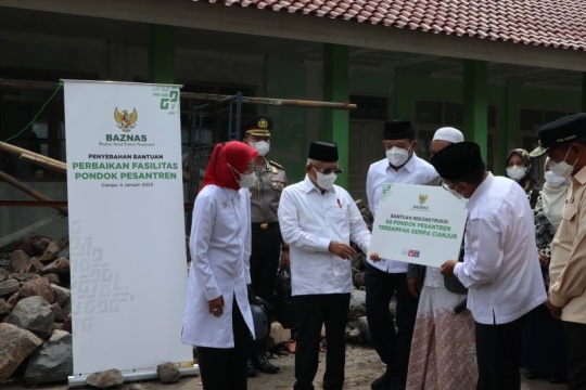 Wakil Presiden Ma'ruf Amin menyerahkan bantuan dari Badan Amil Zakat Nasional (Baznas) untuk para korban bencana gempa Cianjur.