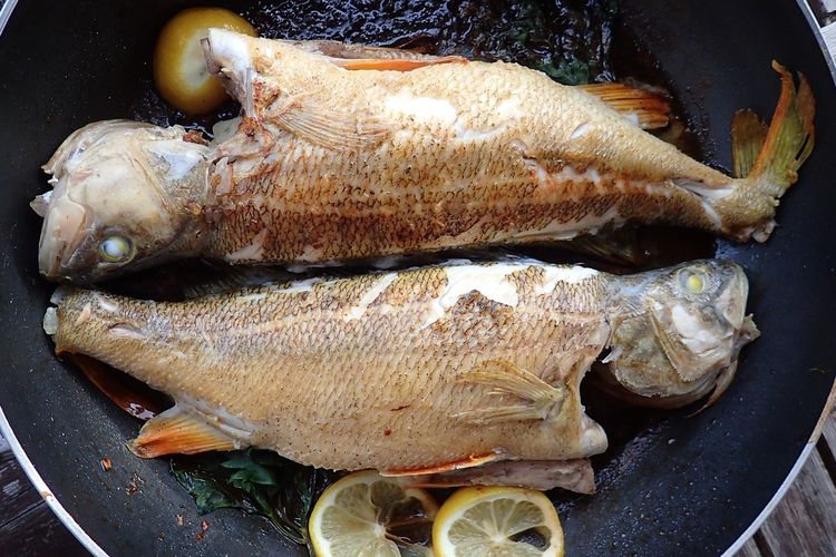 menggoreng ikan