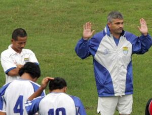 Arcan Iurie Pelatih asal Moldova ini menukangi Persib 2007 - pelatih persib mundur
