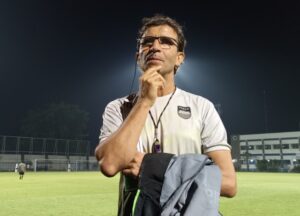 Pelatih Persib Luis Milla Tyronne Del Pino cedera absen main Persib vs Dewa United, Selasa,11-7-2023