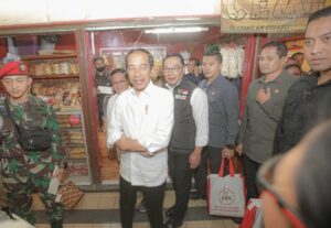 Presiden Jokowi kunjungi pasar Cihapit Kota Bandung, Rabu-12-7-2023
