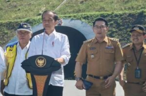 Presiden Jokowi ungkap penghambat proyek Tol Cisumdawu sehingga memakan waktu 12 tahun baru rampung, Selasa, 11-7-2023