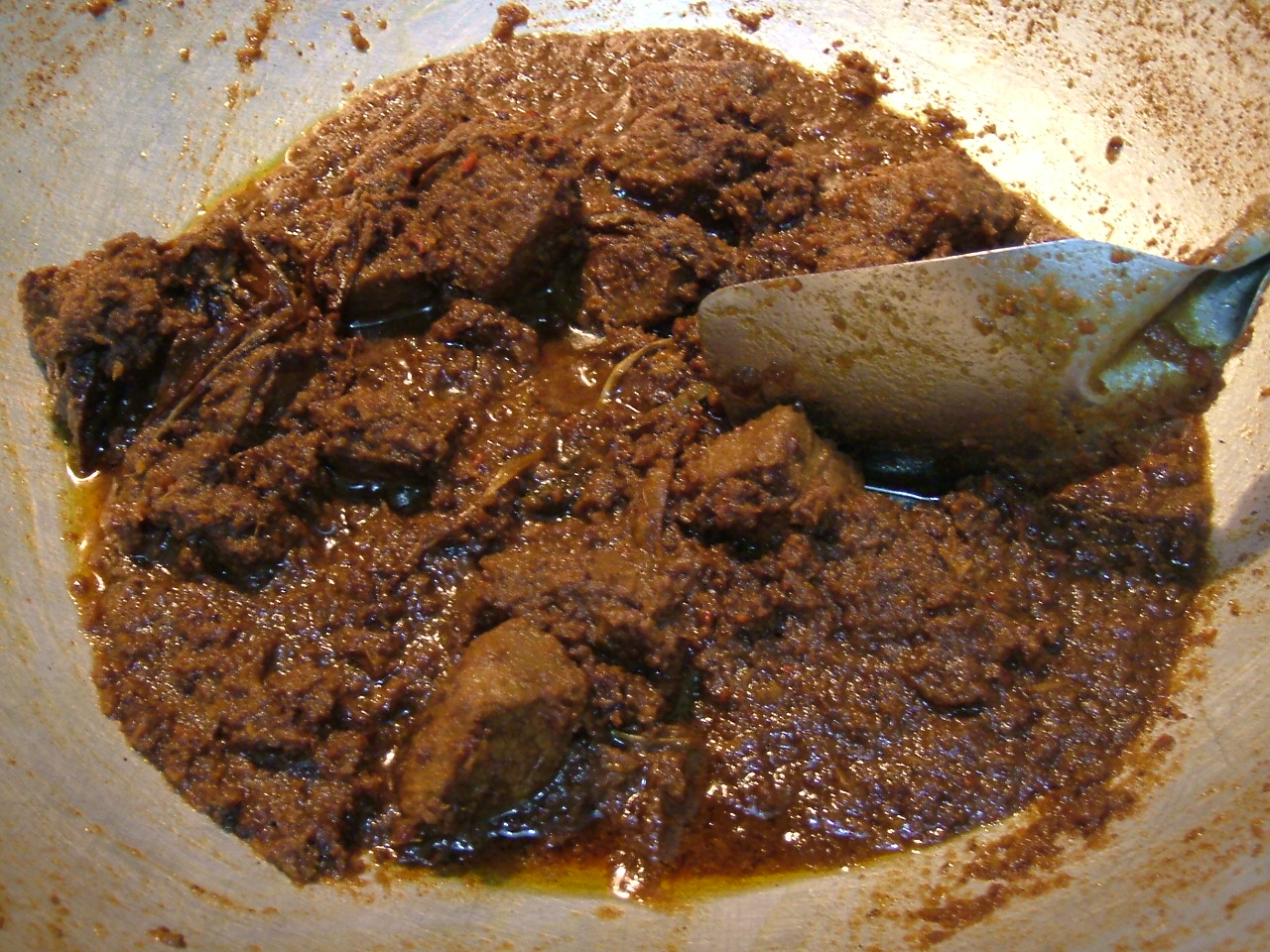 menyimpan rendang