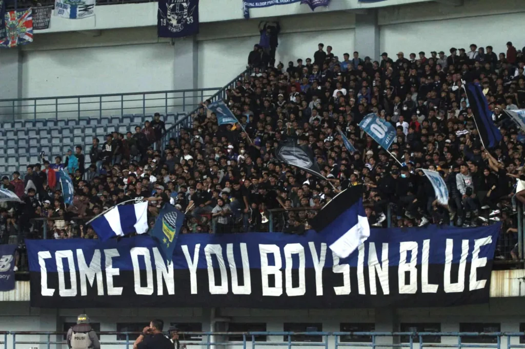 persib vs persik kediri, bobotoh persib bandung, stadion brawijaya