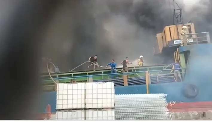 Kapal Terbakar di Pelabuhan Sunda Kelapa