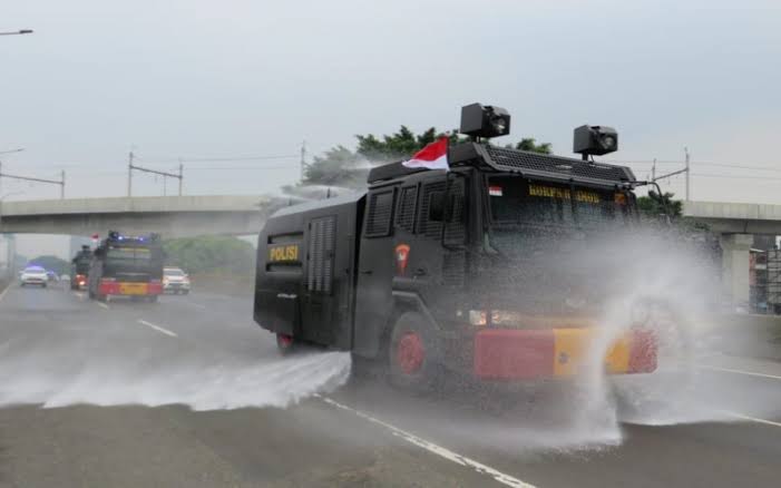 Polusi-Udara-terjadi-di-jakarta-polda metro-jaya-kerahkan-water-canon