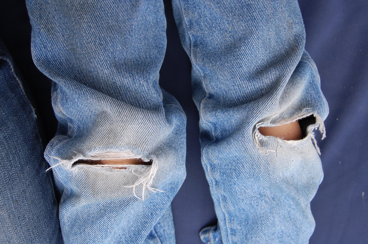  Cara Merawat Ripped Jeans Agar Tetap Stylist