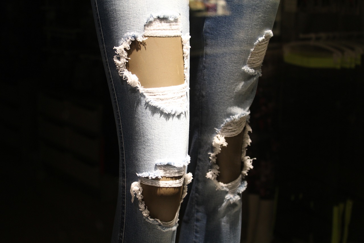  Cara Merawat Ripped Jeans Agar Tetap Stylist