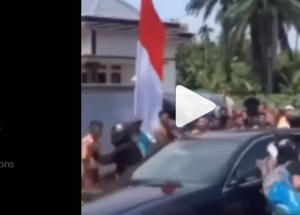 pria berpeci hitam hadang Jokowi