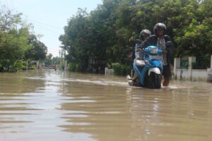 tips aman motor lewati banjir