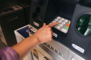 ATM di Indonesia Semakin Berkurang