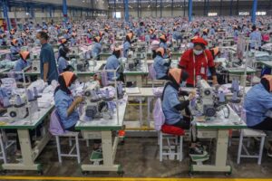 Pekerja Pabrik Tekstil Terkena PHK Massal