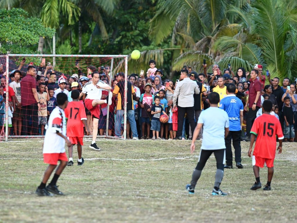 Jokowi bermain bola bersama sejumlah pelajar di Lapangan Sepak Bola Sorido