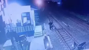 petugas perlintasan kereta api
