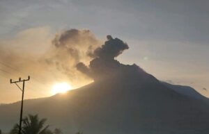Gunung Lewotobi Laki-Laki Lontarkan Abu Vulkanik