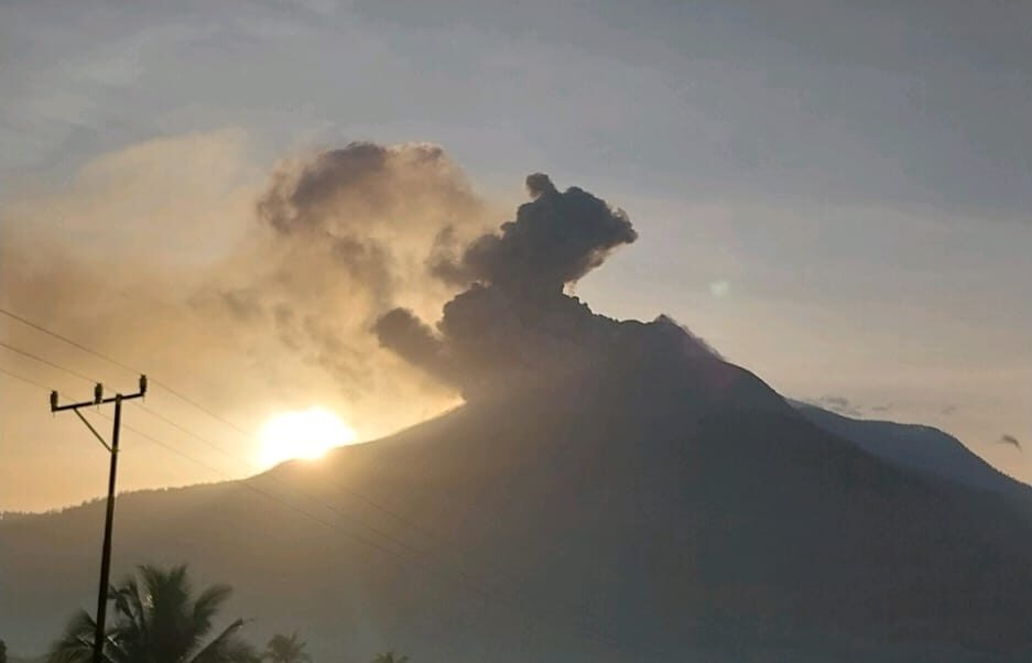 Gunung Lewotobi Laki-Laki Lontarkan Abu Vulkanik