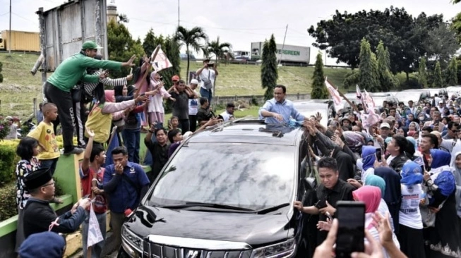 mobil anies baswedan kecelakaan