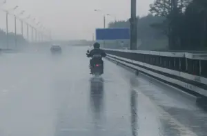 pengendara motor musim hujan jakarta hujan terus