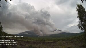 Erupsi gunung api di Kabupaten Flores Timur, Nusa Tenggara Timur, ini terjadi Rabu (17/1)