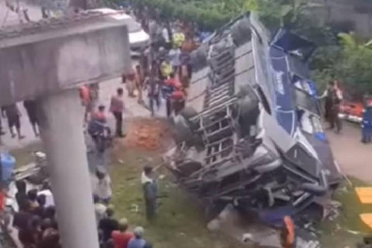 Bus New Shantika kecelakaan