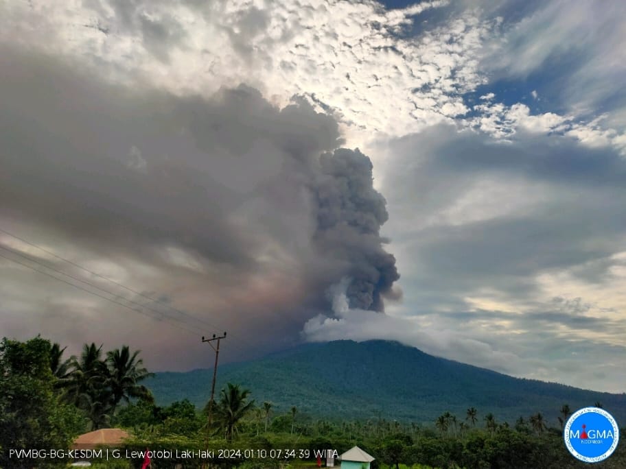 Gunung Lewotobi Laki-laki Erupsi