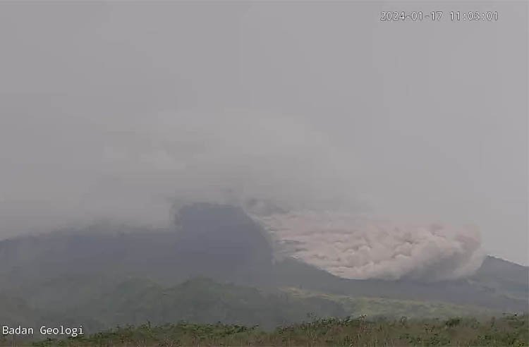 Gunung Merapi Luncurkan Awan Panas