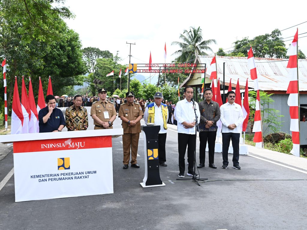 jokowi meresmikan ruas jalan