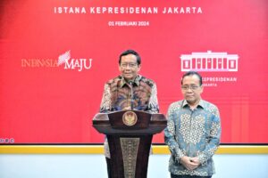 Mahfud menyerahkan surat pengunduran diri dari jabatannya sebagai Menko Polhukam di Kabinet Indonesia Maju.