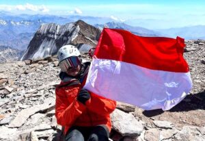 Perempuan Indonesia Kibarkan Merah Putih di Puncak Aconcagua