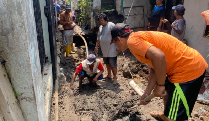 Diduga Saluran Air Milik PDAM Bocor, Warga Lakukan Gotong Royong Perbaiki Jalan Gang Agar Bisa Dilalui Oleh Masyarakat Sekitar.