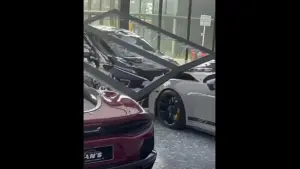 Xpander tabrak Porsche GT3 di Showroom Pantai Indah Kapuk Tangerang