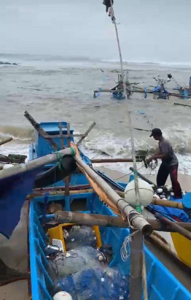 Puluhan Perahu Nelayan di Garut Rusak Akibat Dihantam Gelombang