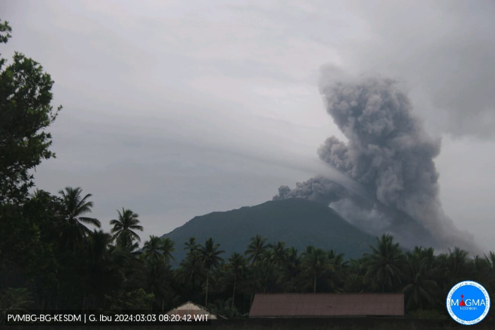 Gunung Ibu di Halmahera Semburkan Abu Vulkanik