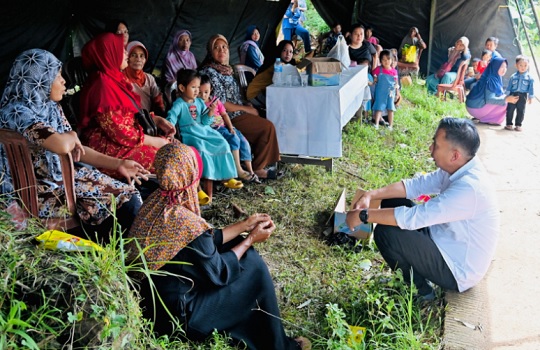 Pj Gubernur Jabar bersama puluhan korban bencana tanah bergerak di tenda pengungsian di Kabupaten Cianjur