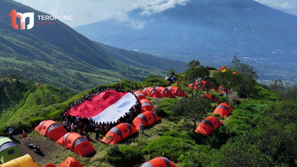 EIGER Adventure dan 100 Perempuan Indonesia Rayakan Hari Kartini Berkebaya di Puncak Gunung Kembang