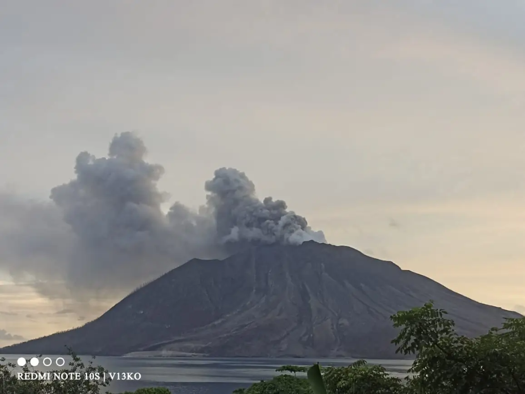 Erupsi Gunung Ruang Bandara Sam Ratulangi Masih Diselimuti Debu Vulkanik