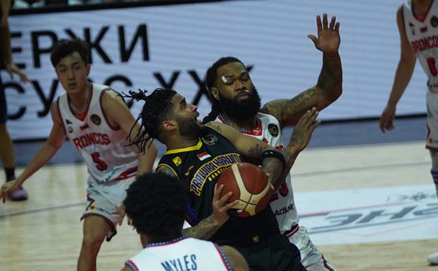 Brandone Francis Saat Diadang oleh pemain XAC Broncos di Play-off putaran pertama Kualifikasi Basketball Champions League (BCL) Asia. (Dok. Prawira Harum Bandung)