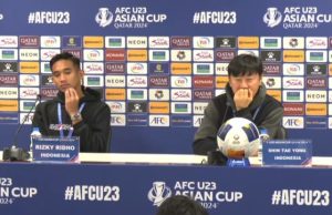 Bek Timnas Indonesia U23 Rizky Ridho dan pelatih Shin Tae-yong dalam AFC U23 2024 Pre Match Press Conference Indonesia