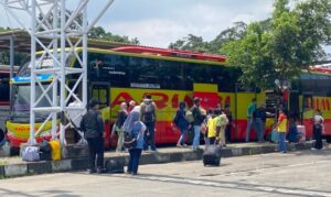 Situasi para pemudik di arus balik lebaran 2024 di Terminal Bus Leuwipanjang (Foto: TM/Rizky Iman)