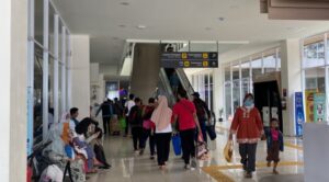 Suasana arus balik lebaran di Terminal Leuwipanjang Kota Bandung, Jawa Barat pada Senin (15/4/2024) (Foto: TM/Rizky Iman)
