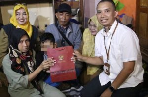 Penyerahan bantuan pendidikan untuk ARP, bocah SD yang diduga mengalami Depresi di Kota Cirebon, Jawa Barat. (Dok Setda Kota Cirebon)