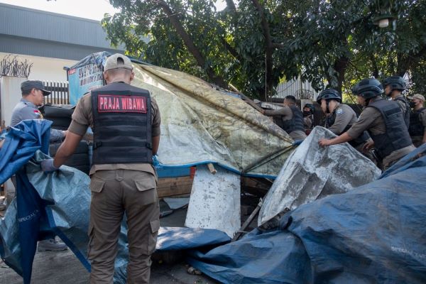 Satpol PP Kota Bandung Tertibkan Pasar Tumpah