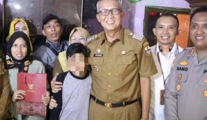 Kunjungan Pj Wali Kota Cirebon, Agus Mulyadi ke kediaman anak ARP yang diduga mengalami depresi terkait handphone. (Dok. Setda Kota Cirebon)