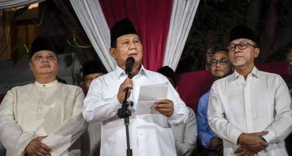 Presiden terpilih Prabowo Subianto (tengah) saat berpidato di Kertanegara, Jakarta
