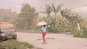Hujan pasir halmahera gunung Ibu erupsi