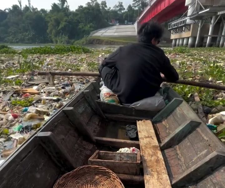 Lautan Sampah Bawah Jembatan BBS